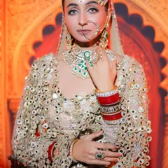A portrait that captures the bride's confidence and grace. The emerald green jewellery adds a beautiful pop of colour against the ivory outfit.