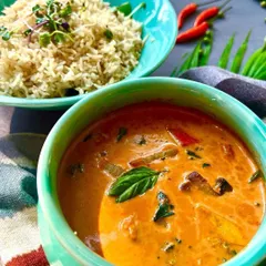 Our homemade Thai curry paste is blended with aromatic herbs to create a perfect harmony of flavors. This authentic, healthy curry will transport you straight to Thailand with every bite.