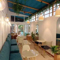 A welcoming entrance is essential for any cafe. Here, we used a mix of seating options near the front, including comfortable banquettes and smaller tables, to create an immediate sense of energy and community.