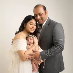This is the beginning of everything. In the calm of my studio, I focus on the tender connections of a new family, capturing the protective embrace of parents welcoming their newborn baby into the world.