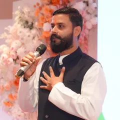Explaining the connection between breath, emotion, and physical health during a workshop. My aim is to empower students everywhere with the knowledge to take control of their own well being through yogic science.