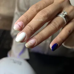 A bold and contrasting set with navy blue, white, and a full gold glitter accent nail.