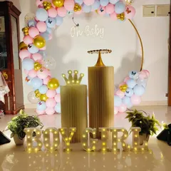 The complete gender reveal decoration package, including elegant gold-colored plinths for the cake and desserts.