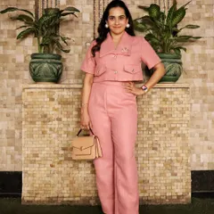 Here is a closer look at the "Gossip Girl" set, showing how the tailored fit flatters the figure while maintaining a professional silhouette. Paired with neutral accessories like this handbag and pointed-toe shoes, the outfit is ready for a high-stakes meeting or a corporate event.