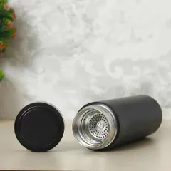 Here you can see the inside of the temperature flask. It is made of insulated steel and includes a removable strainer, which is perfect for infusing tea or fruit.
