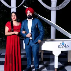 A formal portrait using a grand white piano and a Roman-style colonnade as the backdrop. This setup is ideal for an elegant and classic pre-wedding look.