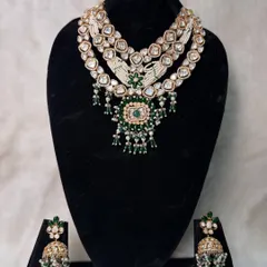 My rental set B-09 is a multi-layered masterpiece with green accents. The central pendant adds a touch of heritage design to this modern layered style.