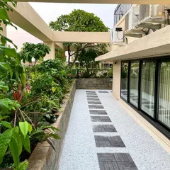 This perspective shows how the lush greenery in the planters provides a natural screen and a sense of privacy for the office's glass facade. Our designs always consider the relationship between the indoor and outdoor spaces.