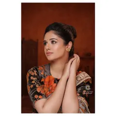 Another angle of this classic look. The focus is on clean lines, both in the makeup and the hairstyle, creating an overall impression of grace and sophistication.