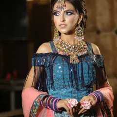 A closer look at the detailed blouse and vibrant jewellery set. I help you find the perfect accessories to complement your rental outfit for any party or wedding function.