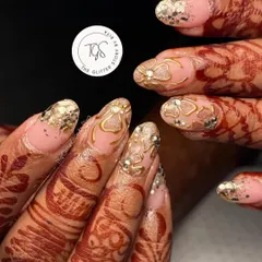 The ultimate bridal glam. This set combines gold foil, intricate gold line work, and sparkling crystals over a soft pink base, perfectly matching the bride's henna.