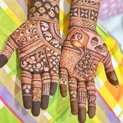 A beautiful designer mehendi with a mix of peacock motifs and floral patterns.