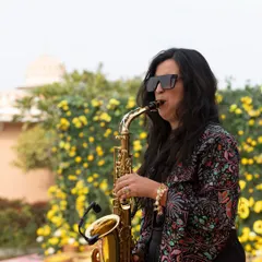 A talented saxophonist adding a touch of class and soul to an outdoor wedding event. Collaborating with live musicians always elevates the experience.