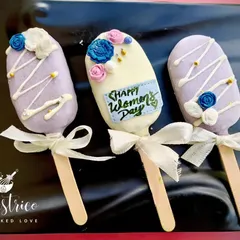 I created these special cakesicles for Women's Day. Decorated in shades of purple and white with delicate sugar flowers, they make a thoughtful and delicious gift.
