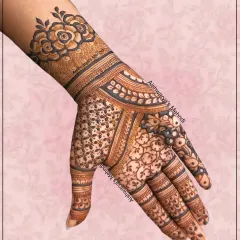 This design is a perfect example of Arabic and Indian fusion, with a bold floral cuff and a mix of intricate patterns on the palm and fingers.