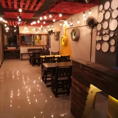 We love creating commercial vibes that feel authentic. For this eatery, we used a palette of industrial materials like exposed bulbs, dark wood, and a custom pallet ceiling to build a warm, down-to-earth atmosphere that invites people to stay awhile.