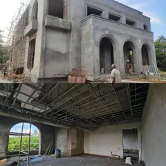 A work-in-progress view of Narang Farms, where we are balancing soft arches with clean, straight lines. This image collage shows the exterior form taking shape and the interior framework being installed, revealing new vistas that frame the lush greenery outside.