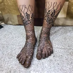 Bridal beauty from head to toe. This intricate floral design for a bride's feet covers the entire foot and extends up the leg, ensuring a complete and elegant look for her wedding day.