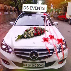 I also provide wedding car decoration services. Here is a Mercedes-Benz decorated with a beautiful bouquet of red and white roses and matching ribbons, ensuring you arrive and depart in style.