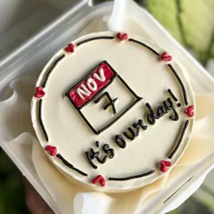 Mark your special day with a custom calendar bento cake. This design features a specific date, making it a unique and personal way to celebrate an anniversary.