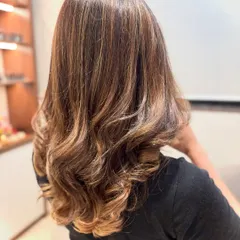 A fresh hair color makes everything feel new. This beautiful balayage adds brightness around the face and through the ends for a perfect, natural-looking glow-up.
