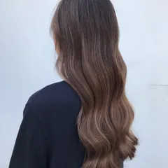 A perfect example of my signature French balayage technique. The highlights are subtly woven through the hair, creating a soft, sophisticated look with beautiful movement and a healthy shine.