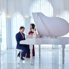 The all-white interior of our piano room creates a bright and airy atmosphere, perfect for capturing sophisticated and timeless pre-wedding photos.