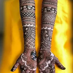 This stunning design uses negative space (where the skin is left empty) to make the floral and geometric patterns stand out, resulting in a bold and beautiful finish.