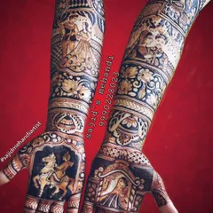 I love creating designs with bold contrast and rich storytelling. This full-arm bridal mehandi features a dynamic scene of the groom on a horse, a classic baraat motif, alongside a portrait of the bride. The deep, dark stain is a result of my high-quality, natural henna paste.