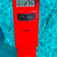 We regularly monitor our pools to ensure optimal conditions. This reading shows a perfect water temperature of 27.5 degrees, just right for a comfortable and enjoyable swim.