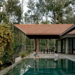 For the Polibetta Farmhouse, we designed an infinity pool that overlooks the coffee estate. This space is designed for relaxation and connection with nature, featuring a stepped sunken seating area and a deck that extends from the main living space.