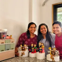 Look at these happy faces! This is us at the end of another successful figurine masterclass. It’s so rewarding to see my students proudly holding the characters they made themselves.