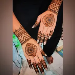 A classic mandala design on the back of the hands. This is a timeless and elegant choice, perfect for any occasion from a party to a festival.