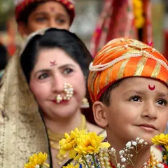 A candid moment between a mother and son during the Girgaon Shobhayatra. I focus on capturing the authentic expressions and traditional details, like the Maharashtrian nath and pheta.