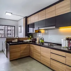 A two-tone kitchen design combining the warmth of wood-finish cabinets with modern black upper units for a sophisticated contrast.