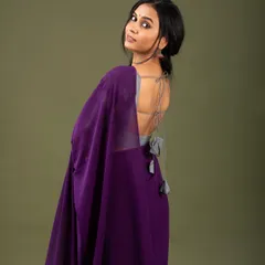 A simple and elegant look. This purple mul saree with a grey tie-back blouse is perfect for a bridesmaid or a wedding guest who wants to look effortlessly chic.