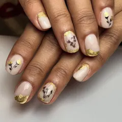 Luxurious and glamorous, this design is perfect for special occasions or everyday wear. It features real dried flowers and delicate gold foil accents on a milky white base.
