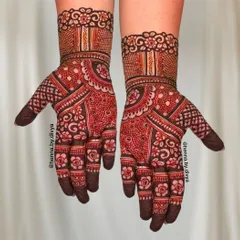 A lovely Indian mehendi design with a focus on floral and paisley elements. The dark stain brings out the fine lines and details.