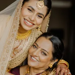 A heartwarming photo of the South Indian bride with her mother, both looking absolutely radiant. It’s a beautiful moment showing two generations of grace.