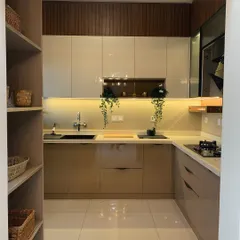 A kitchen with a two-color combination is always a great choice. This design uses a light beige for the base units and a wood-finish laminate for the overhead cabinets and pantry, creating a warm and inviting space.