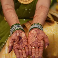 A close-up of the beautiful dark stain on a bride's hands. The details of the portrait design are still so clear and rich in color.