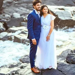 A perfect summer pre-wedding look by the water. She wears a simple and elegant white gown, while he complements her in a sharp blue suit. This combination is fresh, modern, and effortlessly romantic.