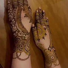 This design shows two different modern styles. One hand has a flowing Arabic vine pattern, while the other features a more contained mandala-style design on the back of the hand.