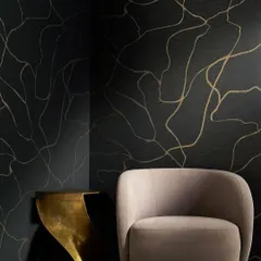 This silk-like textile wallpaper shimmers with a stunning luster. The free-flowing metallic lines add movement and a touch of glamour, creating a design that is both subtle and captivating.
