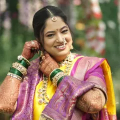 Capturing the joyful smile of this beautiful bride, who embraced a traditional Maharashtrian look. From her Gujarati roots, she transitioned into a graceful Marathi bride, and I ensured her makeup complemented the vibrant colors of her saree and the outdoor setting.