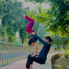 Taking our practice outdoors. This partner lift requires core strength from the base and balance from the flyer, and it's a fun way to build strength together.