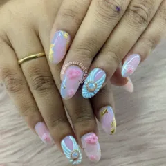 A truly dreamy and intricate set. We used a pastel marble base with flecks of gold leaf and added beautiful 3D elements, including soft pink flowers and a stunning blue and white winged charm with a central gem.