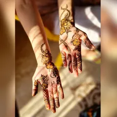 Arabic florals and vines catching the sunlight. This style is all about creating a beautiful flow across the skin.