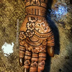A tribute to eternal love with the Taj Mahal drawn in henna. This architectural design is perfect for brides who want to add a touch of iconic romance to their mehendi.