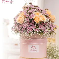This birthday flower box is filled with soft peach roses, delicate baby's breath, and charming pink daisies. The arrangement is presented in a pink box and finished with a diamond-shaped 'Happy Birthday' topper.